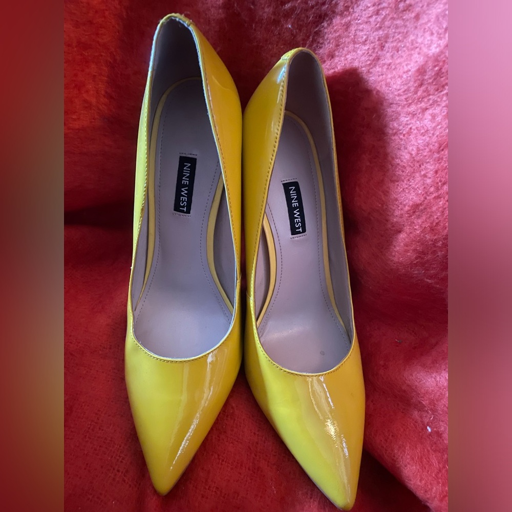 This yellow 4” hells is absolutely stunning! Great with all black!